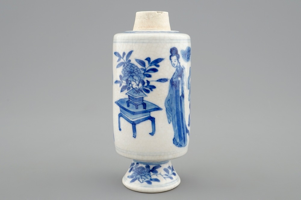 Een Chinees blauw-wit soft paste porselein vaasje, Kangxi